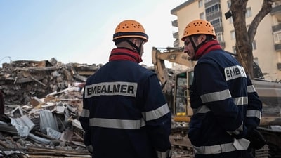 Turkey Earthquake: Team searches through the rubble of collapsed buildings in Kahramanmaras. (AFP)