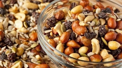1. Trail Mix: Trail mix is a great snack for weight loss because it is low in calories and high in protein, fiber, and healthy fats. It can be made with a variety of nuts, seeds, dried fruit, and other ingredients. (Shutterstock) 1. Trail Mix: Trail mix is a great snack for weight loss because it is low in calories and high in protein, fiber, and healthy fats. It can be made with a variety of nuts, seeds, dried fruit, and other ingredients. (Shutterstock)