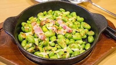 5. Edamame: Edamame is a great snack for weight loss because it is low in calories and high in protein, fiber, and healthy fats. It can be enjoyed as a snack or added to salads and stir-fries for a healthy boost of flavor. (Pixabay) 5. Edamame: Edamame is a great snack for weight loss because it is low in calories and high in protein, fiber, and healthy fats. It can be enjoyed as a snack or added to salads and stir-fries for a healthy boost of flavor. (Pixabay)