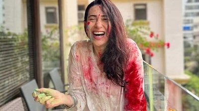 Karisma Kapoor shared several pictures to show how her Holi celebration started and how it was going. She celebrated Holi with her kids at home.&nbsp; 