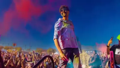 Kartik Aaryan recently graced a Holi festival in Dallas, USA. He was greeted by a huge crowd of thousands of fans as they gathered at the venue to play Holi with the actor.&nbsp; 