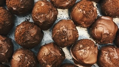 Opt for high-quality dark chocolate instead of milk chocolate as dark chocolate contains less sugar. (Unsplash (Merve Aydın)) Opt for high-quality dark chocolate instead of milk chocolate as dark chocolate contains less sugar. (Unsplash (Merve Aydın))