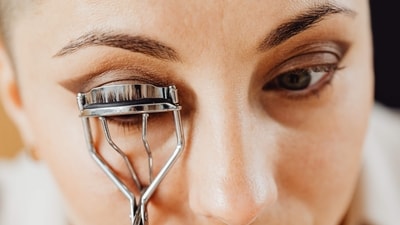Eyelash Curler - An eyelash curler can help to give your lashes a natural-looking curl. It works by gently squeezing your lashes against a curved rubber pad. (pexels ) Eyelash Curler - An eyelash curler can help to give your lashes a natural-looking curl. It works by gently squeezing your lashes against a curved rubber pad. (pexels )