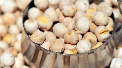 3. Roasted Chickpeas: Roasted chickpeas are a great snack for weight loss because they are low in calories and high in protein, fiber, and healthy fats. They also make a great crunchy snack that can be enjoyed without feeling guilty. (Pixabay) 3. Roasted Chickpeas: Roasted chickpeas are a great snack for weight loss because they are low in calories and high in protein, fiber, and healthy fats. They also make a great crunchy snack that can be enjoyed without feeling guilty. (Pixabay)