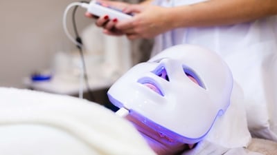LED Light Therapy Mask - An LED light therapy mask can help to reduce the appearance of acne, fine lines, and wrinkles. It works by emitting different wavelengths of light that can penetrate the skin at varying depths. (freepik) LED Light Therapy Mask - An LED light therapy mask can help to reduce the appearance of acne, fine lines, and wrinkles. It works by emitting different wavelengths of light that can penetrate the skin at varying depths. (freepik)
