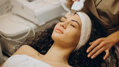 Beauty tools have become increasingly popular in recent years as people look for ways to enhance their beauty routines and achieve the best possible results. From facial cleansing brushes to LED light therapy masks, there are a wide variety of beauty tools available that can help to revolutionize your routine. In this article, we'll explore 10 of the best beauty tools available and how they can benefit your beauty routine. (freepik ) Beauty tools have become increasingly popular in recent years as people look for ways to enhance their beauty routines and achieve the best possible results. From facial cleansing brushes to LED light therapy masks, there are a wide variety of beauty tools available that can help to revolutionize your routine. In this article, we'll explore 10 of the best beauty tools available and how they can benefit your beauty routine. (freepik )