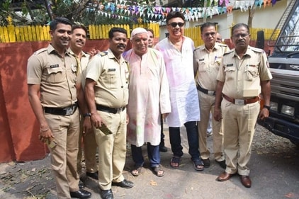 Javed Akhtar and Anu Malik pose with Mumbai Police at Holi party. (Varinder Chawla) (Varinder Chawla) Javed Akhtar and Anu Malik pose with Mumbai Police at Holi party. (Varinder Chawla) (Varinder Chawla)
