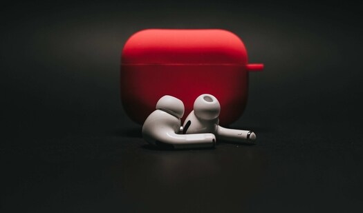 A pair of Bluetooth earphones is the best way to enjoy music and have hassle-free conversations. (Pexels)