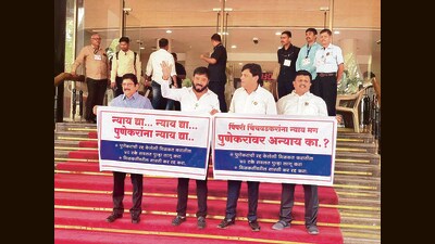 Maha Vikas Aghadi (MVA) MLAs from Pune protested on the stairs of the Legislative Assembly in Mumbai on Wednesday to reimpose 40 per cent relaxation in property tax by PMC. (HT PHOTO) Maha Vikas Aghadi (MVA) MLAs from Pune protested on the stairs of the Legislative Assembly in Mumbai on Wednesday to reimpose 40 per cent relaxation in property tax by PMC. (HT PHOTO)