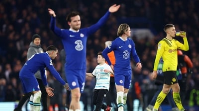 Soccer Football - Champions League - Round of 16 - Second Leg - Chelsea v Borussia Dortmund - Stamford Bridge, London, Britain - March 7, 2023 A pitch invader celebrates with Chelsea's Enzo Fernandez and Conor Gallagher after the match REUTERS/Hannah Mckay (REUTERS)