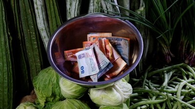 China On Sri Lanka Economic Crisis: Sri Lankan rupees are seen in a bowl at a vegetable vendor's shop amid the rampant food inflation, amid Sri Lanka's economic crisis, in Colombo, Sri Lanka. (Reuters)