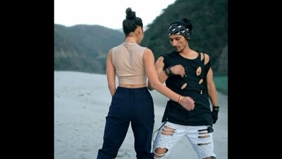 Duo dancing to Shah Rukh Khan and Deepika Padukone's Jhoome Jo Pathaan. (Instagram/@tanurawat33) Duo dancing to Shah Rukh Khan and Deepika Padukone's Jhoome Jo Pathaan. (Instagram/@tanurawat33)