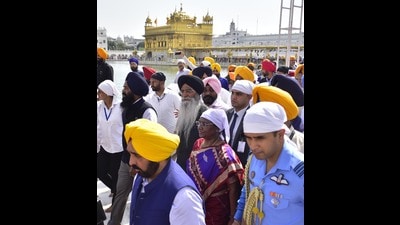 At Golden Temple, the President offered Karah Prasad (holy communion) and listened to Gurbani Kirtan. ((Photo by Sameer Sehgal /Hindustan Times)) At Golden Temple, the President offered Karah Prasad (holy communion) and listened to Gurbani Kirtan. ((Photo by Sameer Sehgal /Hindustan Times))