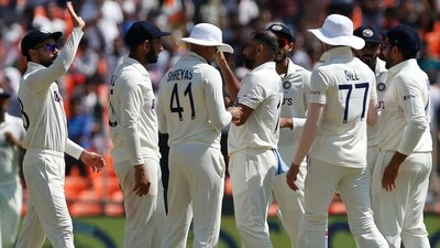 Team India players in action during 4th Test (REUTERS)
