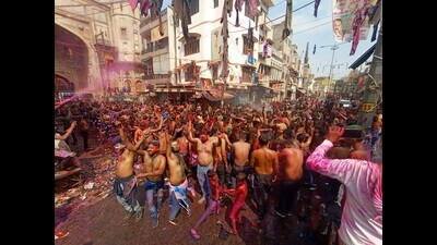 Locals taking part in Kapdafaad Holi celebrations in Loknath on Thursday. (Anil Kumar Maurya/HT) Locals taking part in Kapdafaad Holi celebrations in Loknath on Thursday. (Anil Kumar Maurya/HT)