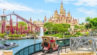 Universal Studios, Florida, USA: Universal Studios is the second most popular amusement park in the world. With two theme parks, Universal Studios offers a unique experience with its Hollywood-style attractions and rides. From the Wizarding World of Harry Potter to the thrilling Transformers: The Ride, Universal Studios has something for everyone. (Shutterstock) Universal Studios, Florida, USA: Universal Studios is the second most popular amusement park in the world. With two theme parks, Universal Studios offers a unique experience with its Hollywood-style attractions and rides. From the Wizarding World of Harry Potter to the thrilling Transformers: The Ride, Universal Studios has something for everyone. (Shutterstock)