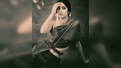 Keeping her look as raw as possible, Janhvi Kapoor didn't wear any makeup and just intensified her eyes with kohl. (Instagram/@janhvikapoor) Keeping her look as raw as possible, Janhvi Kapoor didn't wear any makeup and just intensified her eyes with kohl. (Instagram/@janhvikapoor)