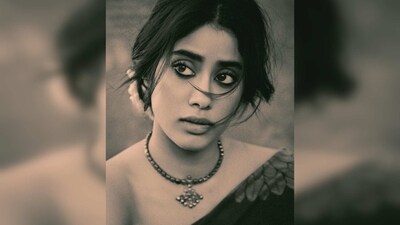 Janhvi Kapoor's choice of jewellery for her vintage look was on point. She wore a choker and accessorised her hair with gajra. (Instagram/@janhvikapoor) Janhvi Kapoor's choice of jewellery for her vintage look was on point. She wore a choker and accessorised her hair with gajra. (Instagram/@janhvikapoor)