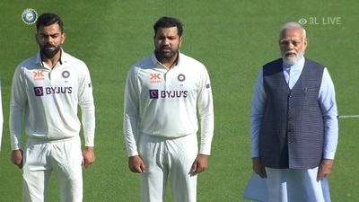 (From left) Virat Kohli, Rohit Sharma and PM Narendra Modi sing national anthem