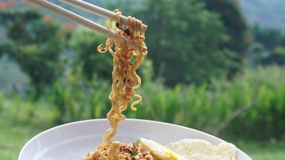 High in Unhealthy Fats: Most instant noodles are made with unhealthy fats such as palm oil, which can increase cholesterol levels and the risk of heart disease. (Unsplash) High in Unhealthy Fats: Most instant noodles are made with unhealthy fats such as palm oil, which can increase cholesterol levels and the risk of heart disease. (Unsplash)