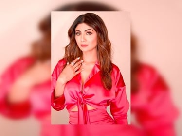 For a relaxed, beachy look, wrap sections of your hair around your straightener and twist it as you glide down the length of your hair. (Instagram/@theshilpashetty) For a relaxed, beachy look, wrap sections of your hair around your straightener and twist it as you glide down the length of your hair. (Instagram/@theshilpashetty)