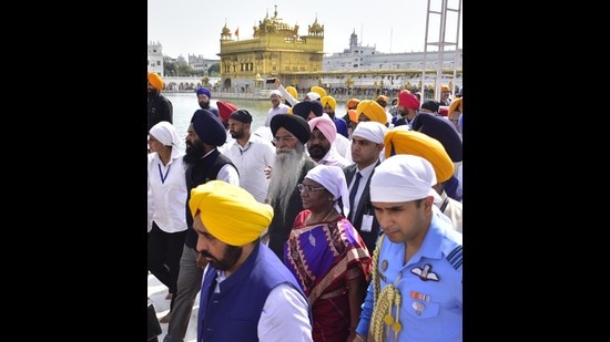 At Golden Temple, the President offered Karah Prasad (holy communion) and listened to Gurbani Kirtan. ((Photo by Sameer Sehgal /Hindustan Times))
