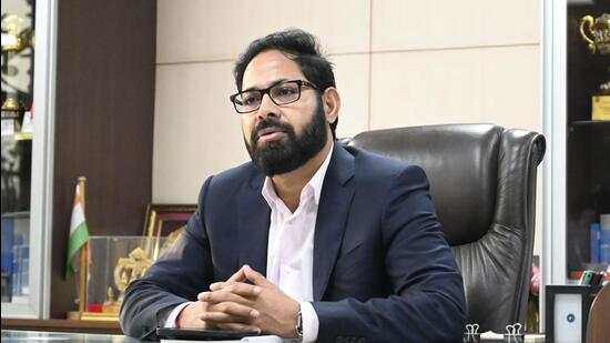 MCG commissioner Phool Chand Meena directed sanitation teams to create an inspection mechanism with which they can monitor these 30 garbage vulnerable points (GVP) across the city. (HT Archive)