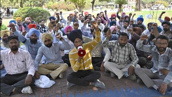 Protesting contractual non-teaching employees raising slogan at PAU. (Gurpreet Singh/HT)