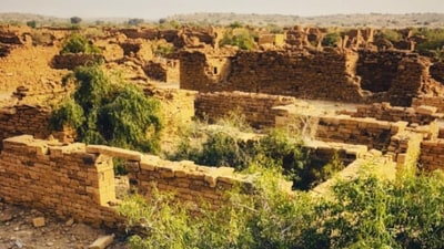 Kuldhara, Rajasthan: Kuldhara is an abandoned village that is said to be cursed. Legend has it that the villagers left the village overnight, and anyone who tries to settle in the village will face dire consequences. As a result, the village remains abandoned to this day.&nbsp; (Instagram/@localpagdandi)