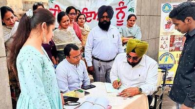 A district education officer during the enrolment in Ludhiana on Friday. (HT photo) A district education officer during the enrolment in Ludhiana on Friday. (HT photo)