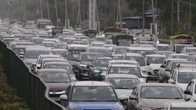 Heavy traffic on NH-48 near Ambience Mall on March 4. (Parveen Kumar/HT Photo) Heavy traffic on NH-48 near Ambience Mall on March 4. (Parveen Kumar/HT Photo)