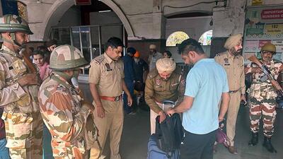 Ludhiana police along with CAPF personnel during a search operation on Friday. (Gurpreet Singh/HT photo)