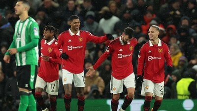 Soccer Football - Europa League - Round of 16 - First Leg - Manchester United v Real Betis - Old Trafford, Manchester, Britain - March 9, 2023 Manchester United's Bruno Fernandes celebrates scoring their third goal with Marcus Rashford and Antony REUTERS/Phil Noble (REUTERS)