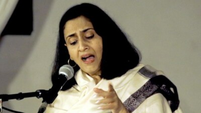 Sangeeta Nerurkar paying a musical tribute to Begum Akhtar at the Mahendra Sanatkada Lucknow Festival 2023. (Rakesh Sinha) Sangeeta Nerurkar paying a musical tribute to Begum Akhtar at the Mahendra Sanatkada Lucknow Festival 2023. (Rakesh Sinha)