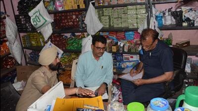 The flying squad of Haryana CM inspecting two shops for imported, banned and counterfeit cigarettes (HT Photo)