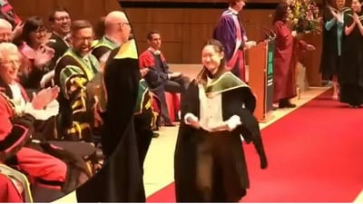 Woman does a backflip at her graduation ceremony. (Twitter/@tongbingxue)