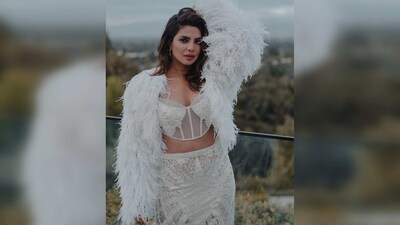 Priyanka Chopra kept her makeup subtle with smokey black eyes and peach-toned lips. (Instagram/@priyankachopra) Priyanka Chopra kept her makeup subtle with smokey black eyes and peach-toned lips. (Instagram/@priyankachopra)