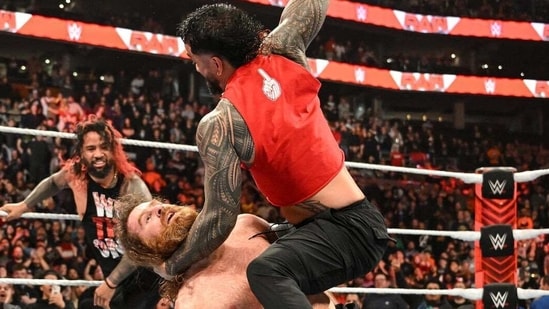 Sami Zayn being beaten by Jey Uso and The Bloodline (Twitter)