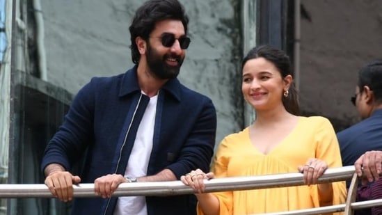 Pregnant Alia Bhatt flashes her pretty smile as she poses with Ranbir Kapoor. (HT Photo/Varinder Chawla)