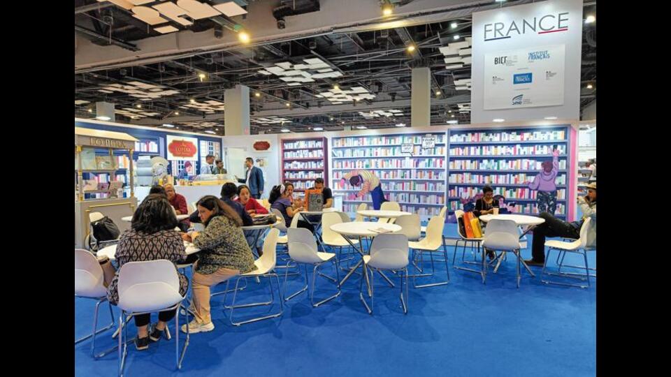 The 31st edition of the Delhi World Book Fair, which was back after two years, had cosy seating for readers to browse through books. (Rahul Bhatnagar)