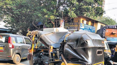 Mother-daughter dead after iron pipe falls on auto in Jogeshwari Mother-daughter dead after iron pipe falls on auto in Jogeshwari