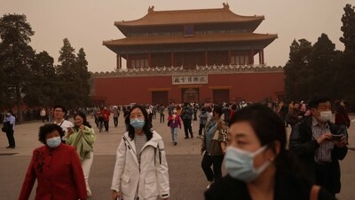 People walk outside the Forbidden City, as the city is shrouded in smog amid a sandstorm. Air quality also improved markedly after 2000 when much of China’s industry was shuttered under lockdowns and quarantines mandated by China’s strict “zero-COVID” policy, reported AP. (Tingshu Wang / Reuters) People walk outside the Forbidden City, as the city is shrouded in smog amid a sandstorm. Air quality also improved markedly after 2000 when much of China’s industry was shuttered under lockdowns and quarantines mandated by China’s strict “zero-COVID” policy, reported AP. (Tingshu Wang / Reuters)