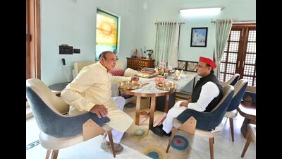 Akhilesh Yadav with former Gujarat chief minister Shankersinh Vaghela in Ahmedabad on Sunday (HT Photo)