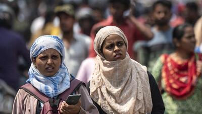 Mumbai, India - March 11, 2023: A woman cover their heads and faces with a dupattas in the afternoon heat as mercury rises, at Dadar, in Mumbai, India, on Saturday, March 11, 2023. (Photo by Satish Bate/ Hindustan Times) (Satish Bate/HT PHOTO)
