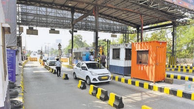 Mumbai, India - November 18, 2016: Dahisar Check naka in Mumbai, India, on Friday, November 18, 2016. (Photo by Pratham Gokhale/ Hindustan Times) (Pratham Gokhale/HT PHOTO) Mumbai, India - November 18, 2016: Dahisar Check naka in Mumbai, India, on Friday, November 18, 2016. (Photo by Pratham Gokhale/ Hindustan Times) (Pratham Gokhale/HT PHOTO)