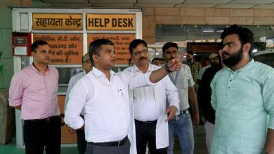 Noida district magistrate Manish Verma inspects the district hospital in Sector 30, Noida on Saturday. (Sunil Ghosh/HT Photo) Noida district magistrate Manish Verma inspects the district hospital in Sector 30, Noida on Saturday. (Sunil Ghosh/HT Photo)