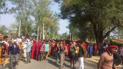 Stunned villagers stand around in Sonbhadra’s Perh village on Saturday (HT Photo) Stunned villagers stand around in Sonbhadra’s Perh village on Saturday (HT Photo)