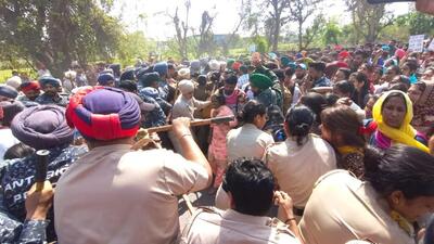 The Master cadre teachers were marching towards the Punjab chief minister’s residence in Sangrur on Saturday when they got into a scuffle with the police after being stopped. (HT Photo)