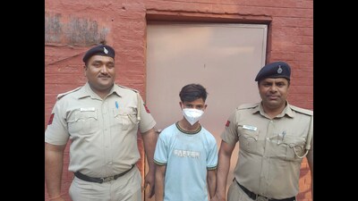 The accused snatcher in the custody of Chandigarh Police. (HT Photo)