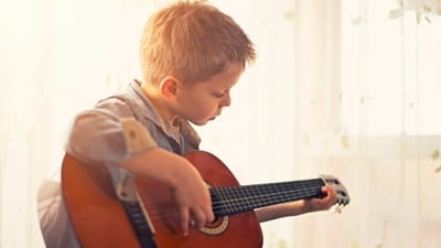 Provide positive feedback: Kids respond well to positive feedback, so make sure to praise them for their efforts and progress. Celebrate small victories along the way, such as learning a new chord or playing a song all the way through. This will help to build their confidence and motivation. (Unsplash) Provide positive feedback: Kids respond well to positive feedback, so make sure to praise them for their efforts and progress. Celebrate small victories along the way, such as learning a new chord or playing a song all the way through. This will help to build their confidence and motivation. (Unsplash)